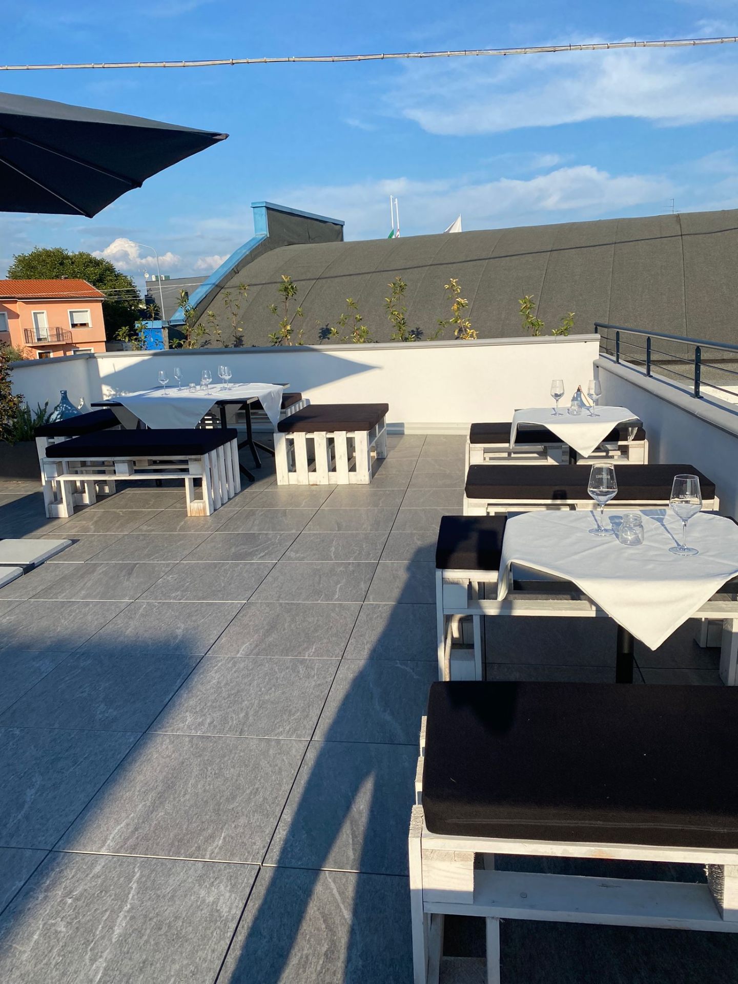 Tavoli allestiti sulla terrazza