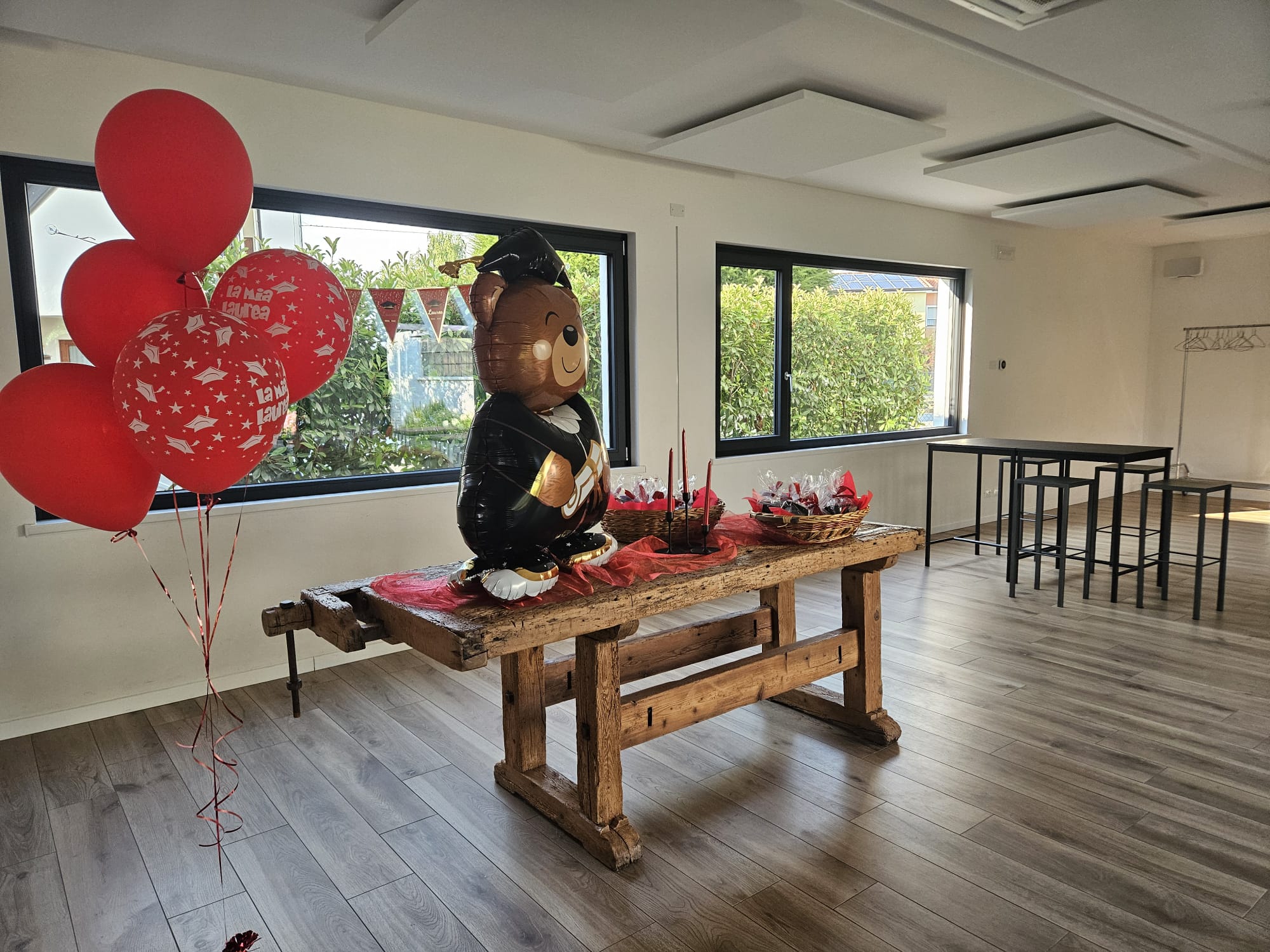 Allestimento laurea con orso e palloncini