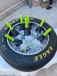 Pneumatico come secchiello con prosecco