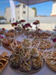 Finger food con fiori freschi